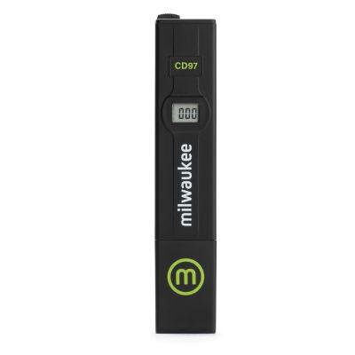 Milwaukee CD97 TDS Tester niedriger Bereich für gelöste Feststoffe, Frontalansicht, Display an